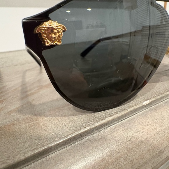 Versace Women’s Aviator VE2161-100286, Gold Metal, Black Shield - Picture 10 of 16